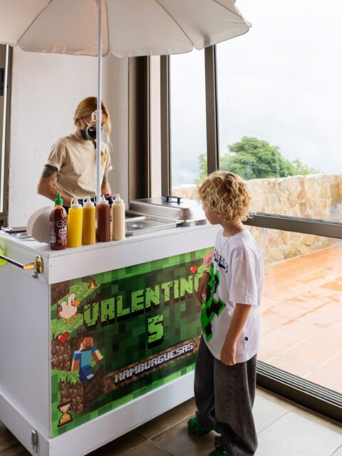 🤍🪨 VALENTINO 🪨🤍 
5 años 

🍦Estaciones de alimentos: @blackhomecol 
📸 Fotos: @cantik.estudio